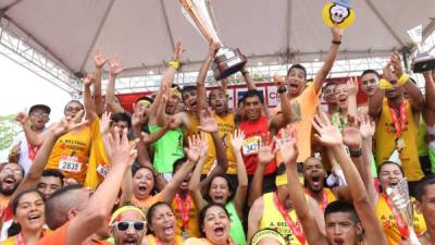Los ganadores festejan el triunfo después de que participaran en la Maratón Internacional edición 41 de Diario LA PRENSA en la ciudad de San Pedro Sula, zona norte de Honduras.