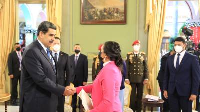 Maduro recibió ayer a la embajadora de Honduras en Venezuela, Scarleth Romero.