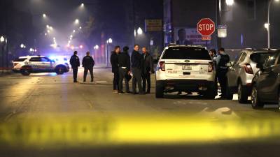 Autoridades estadounidenses investigan las causas de un tiroteo en Chicago durante una celebración de Halloween.