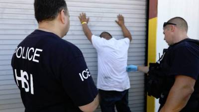 ICE ha redoblado sus operativos contra los centros de trabajo que contratan a inmigrantes ilegales.