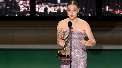 La actriz estadounidense Amanda Seyfried acepta el premio a la mejor actriz principal en una serie o película limitada o de antología por “The Dropout”.