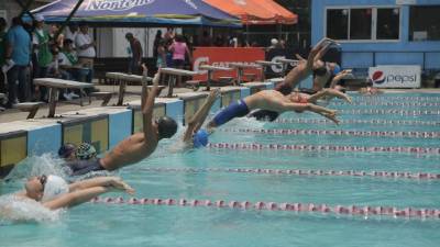 Las pruebas en estilo dorso fueron de las más aplaudidas durante jornada inaugural este lunes. Foto: Melvin Cubas