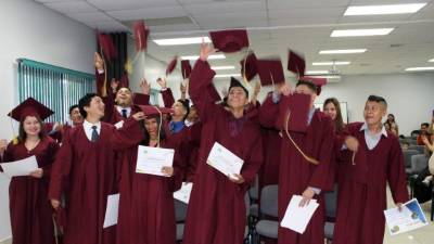 Los graduados lucieron felices tras culminar la formación que duró seis meses y les servirá para encontrar un empleo. Foto: Melvin Cubas.
