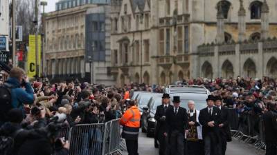 La ciudad universitaria de Cambridge se vistió de luto para despedir a uno de los científicos más importantes de los últimos tiempos. La procesión fúnebre de Stephen Hawking recorrió sus calles para llevar sus restos a la iglesia Saint Mary the Great. Hawking, que se consideraba a sí mismo ateo, trabajó en Cambridge durante más de medio siglo.