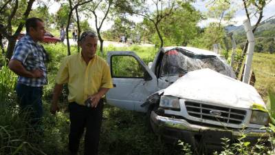El vehículo pick up Ford, color blanco, sin placas quedó destruído del impacto en el accidente ocurrido en Río Nance, Choloma