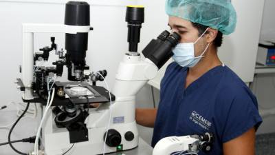 El doctor Sergio Bendaña atiende pacientes de todas partes del mundo.