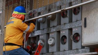 <b><span class=mln_uppercase_mln>servicio.</span></b> Un técnico de la EEH revisa medidores en un edificio.