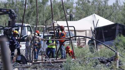 Un equipo de expertos trabaja junto a miembros del Ejército mexicano en las tareas de rescate de los 10 mineros atrapados en Coahuila.