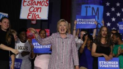 Clinton busca la unidad del partido tras los recientes escándalos que han empañado su campaña.