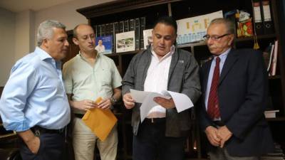 Augusto Montanari y José Manuel Gutiérrez, representantes de Sulambiente, luego de la reunión con el alcalde Armando Calidonio. Foto: Yoseph Amaya