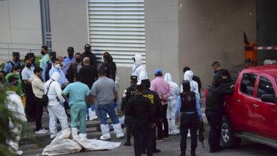 El crimen múltiple se registró el jueves alrededor de las 2:00 am en la salida del estacionamiento del edificio Torre Morazán, a orillas de un bulevar de la capital hondureña.