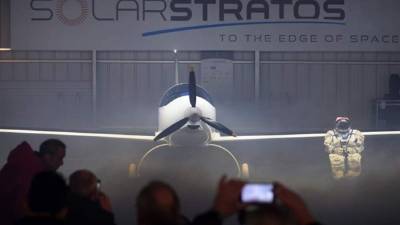 Presentación del avión solar biplaza de la misión SolarStratos en Payerne, en el cantón de Vaud, Suiza, este 7 de diciembre de 2016. Este avión aspira a convertirse en el primero en llegar en 2018 a más de 24.000 metros de altura. EFE