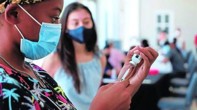 En San Pedro Sula se continúa inmunizando a la población de 18 años en adelante contra el virus.