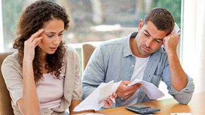 Las parejas deben aprender a controlar los gastos innecesarios. Haga un presupuesto y aprenda a reciclar.