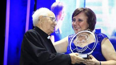 En su primera edición, el premio Quetglas fue entregado por el padre Antonio Quetglas a Astrid Panting de Ruiz, por su proyecto de equinoterapia.