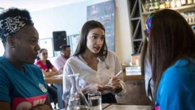 La joven diputada demócrata Alexandria Ocasio-Cortez tomando pedidos en el Queensboro Restaurant del barrio de Jackson Heights, en Nueva York, el pasado 31 de mayo de 2019. AFP.