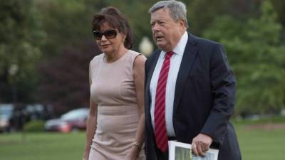 Viktor y Amalija Knavs, padres de Melania Trump, recibieron su residencia gracias a un programa migratorio que Trump busca eliminar.