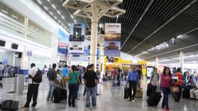 Viajeros antes de abordar sus vuelos en el aeropuerto Villeda Morales. Foto: Franklyn Muñoz.