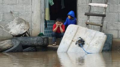 Las casas están inundadas y pese a que el río bajó su caudal no pueden regresar.