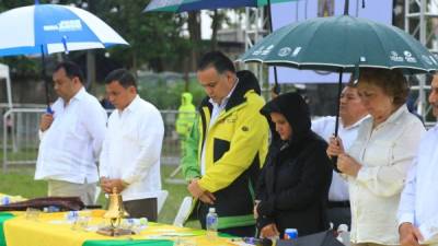 Pese a que estaba lloviendo, el alcalde Armando Calidonio y los regidores cumplieron con el cabildo. Fotos: Melvin Cubas.