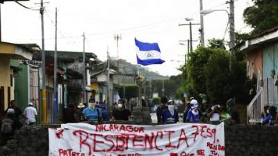 Un grupo de manifestantes son vistos detrás de una barricada durante una manifestación en la ciudad de Masaya (Nicaragua) hoy, sábado 02 de junio de 2018.EFE