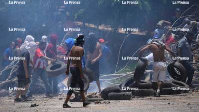 Un grupo de pobladores que protestaba por la construcción de un proyecto habitacional en La Tigra fue desalojado en la mañana de este lunes cuando obstaculizaban la vía pública en Tegucigalpa.