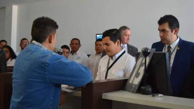 El primer ciudadano centroamericano deportado desde Estados Unidos realiza trámites este jueves, en Ciudad de Guatemala (Guatemala). EFE/Esteban Biba.