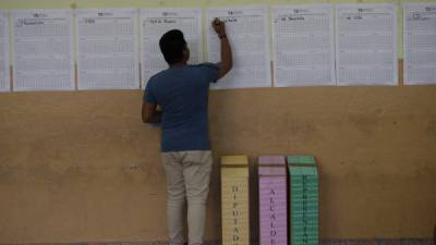 Miembros de las mesas electorales comienzan el conteo de votos. EFE