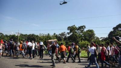 Los migrantes continúan su marcha por México, vigilados de cerca por la Policía Federal./AFP.