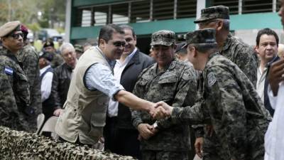 El presidente Juan Orlando Hernández saluda a los miembros de las Fuerzas Armadas en su visita al Primer Batallón de Artillería.