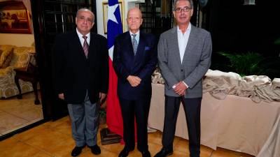 <b><span class=mln_uppercase_mln>Autoridades.</span></b> Roberto Diban Canawati, Cónsul honorario de Chile, Enrique Barriga Larraín, embajador de Chile en Honduras y Renato Florentino, designado presidencial. Fotos Yoseph Amaya