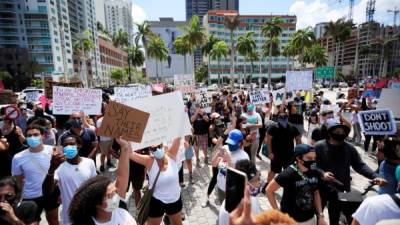 Los manifestantes llevaron carteles en los que se leían frases como 'Black people are loved' (los negros son amados) y 'Black lives matter' (las vidas de los negros importan). Foto: AFP