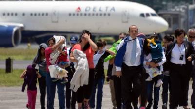 Hondureños que han sido deportados desde Estados Unidos llegan a San Pedro Sula. Foto de Archivo.
