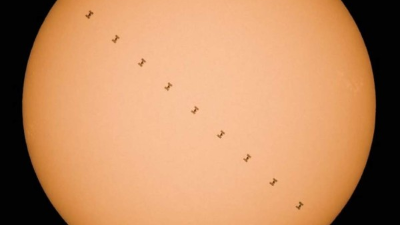 Fotografía de larga exposición que muestra la Estación Espacial Internacional (EEI) frente al sol vista desde Csakanyhaza (Hungría). EFE/Archivo