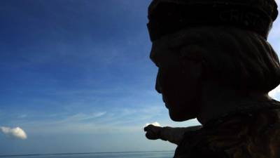 Aquella costa salió a tierra el Adelantado, la mañana del domingo 14 de agosto del año 1502 con las banderas y los capitanes…” Trujillo.