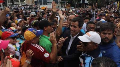 El presidente del Parlamento venezolano, Juan Guaidó (c), saluda a simpatizantes tras autoproclamarse presidente del país, este miércoles en Caracas (Venezuela). EFE