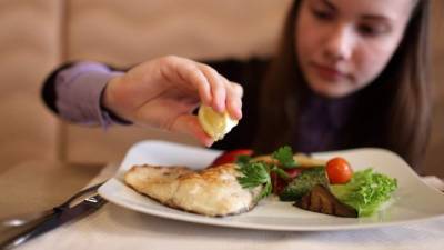 Se recomiendan de dos a tres porciones de pescado bajo en mercurio a la semana.