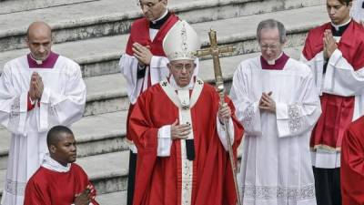 El papa durante una homilía en la Plaza de San Pedro del Vaticano. EFE/Archivo