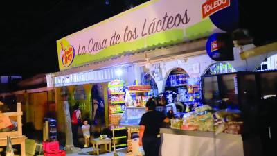 Esta abarrotería ubicada en San Pedro Sula tuvo que cerrar más temprano de lo normal porque en la zona se fue la energía por varias horas. Foto: Melvin Cubas.