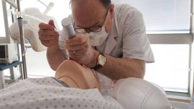 1. ¿Cuántas personas han sido infectadas con COVID-19?De acuerdo a la BBC, cientos de miles de casos se han confirmado en todo el mundo, pero es difícil tener una respuesta con precisión debido a que se desconocen los casos de personas contagiadas asintomáticas, es decir, aquellas que tienen el virus, pero no se sienten enfermos.'El desarrollo de una prueba de anticuerpos les permitirá a los investigadores saber si alguien ha tenido el virus. Sólo entonces podremos entender qué tan lejos o qué tan rápido se está propagando el coronavirus', publica BBC.