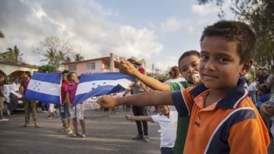 OXC15. NICOLÁS ROMERO (MÉXICO), 03/04/2018.- Migrantes centroamericanos protestan a su paso por la población de Nicolás Romero hoy, martes 3 de abril de 2018, en el estado de Oaxaca (México). El Gobierno de México reiteró hoy la soberanía de su política migratoria y rechazó que esté 'sujeta a presiones' tras confirmar la dispersión de la Caravana 'Viacrucis del Migrante' por voluntad de sus integrantes. Las secretarías de Gobernación y Relaciones Exteriores señalaron en un comunicado que la política migratoria de México 'busca asegurar que la migración ocurra de manera legal, segura, ordenada y con pleno respeto a los derechos de las personas'.El presidente de Estados Unidos, Donald Trump, dijo que México disolvió la caravana y se jactó de que México ha actuado debido a sus amenazas de cancelar el Tratado de Libre Comercio de América del Norte (TLCAN). EFE/Luis Villalobos