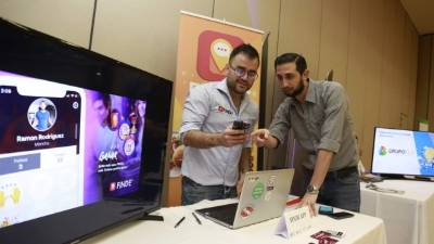 Esfuerzo. Carlos Valdiviezo junto a uno de sus socios de la microempresa Finde.Fotos: Melvin Cubas