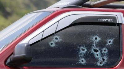 El vidrio de la víctima presentaba varios impactos de arma de fuego.