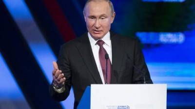 El presidente ruso, Vladimir Putin, brindó un discurso sobre los planes de su Gobierno para defenderse de un ataque cibernético en un foro en Moscú./AFP.