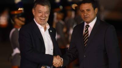 Santos fue recibido por el ministro de relaciones exteriores guatemalteco, Carlos Morales. AFP.