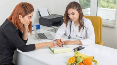 Los médicos deben ayudar a los pacientes a seguir su tratamiento para la diabetes.