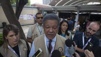 El jefe de la misión de observación electoral de la Organización de los Estados Americanos (OEA) y el ex presidente dominicano Leonel Fernández hablan durante una conferencia de prensa en las elecciones generales, en la Ciudad de México.
