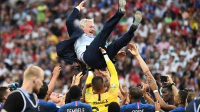 Didier Deschamps fue lanzado al cielo por sus jugadores y el resto del plantel francés.