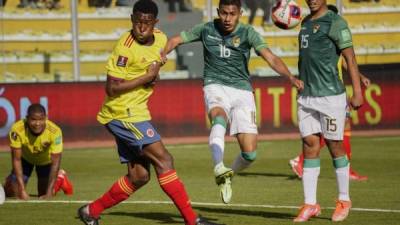 El duelo entre Bolivia y Colombia fue disputado. Foto AFP.