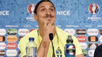 Zlatan Ibrahimovic hizo el anuncio en conferencia de prensa. Foto AFP